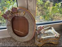 Moldura e caixa com detalhes em cor de rosa