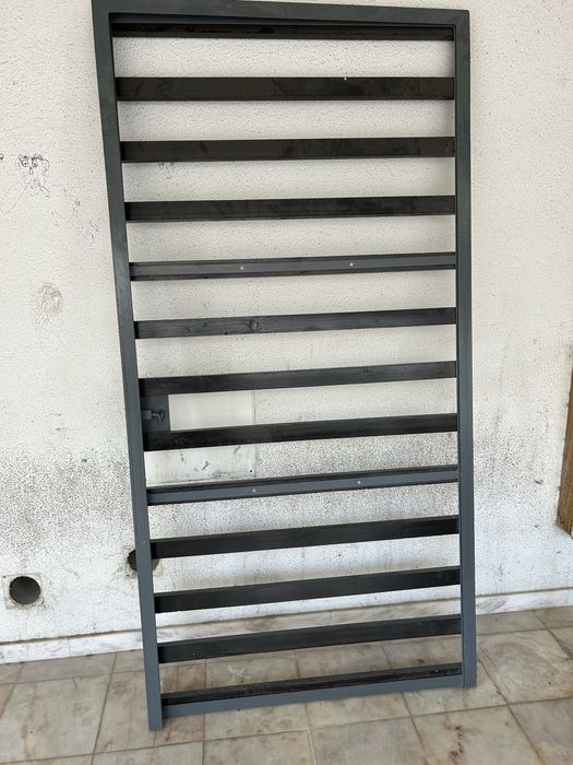 Portao em ferro com aro em ferro e travessas em madeira pintada