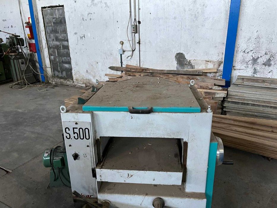 Diversas máquinas para a indústria da madeira