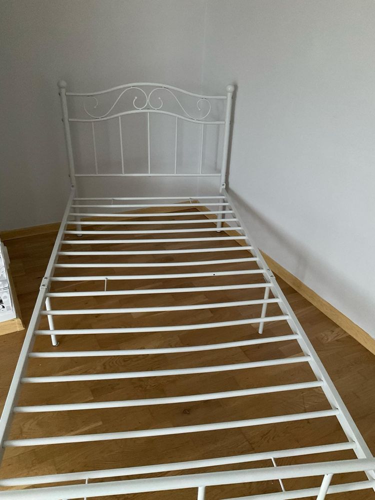 Białe łóżko metalowe 90x200