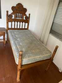 Mobília de quarto com 2 camas e mesinha em madeira de castanho