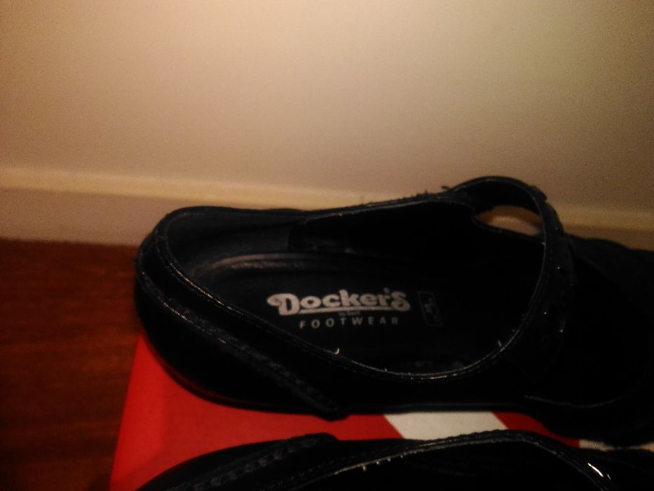 Sapatos em pele originais da marca Docker's. Sem uso.