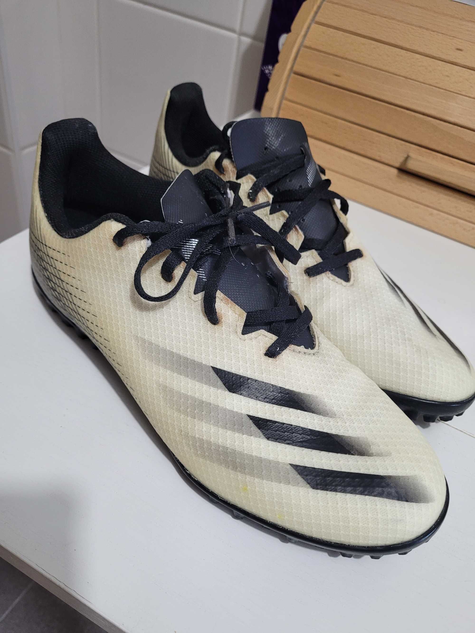 Chuteiras Adidas, numero 44, com pouco uso.
