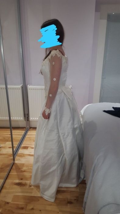 Suknia ślubna z piękną kokardą