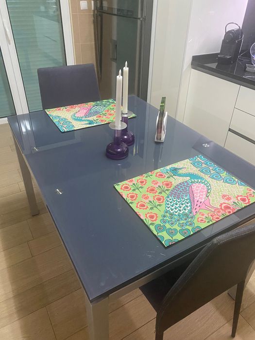 Mesa de jantar extensível e 4 cadeiras