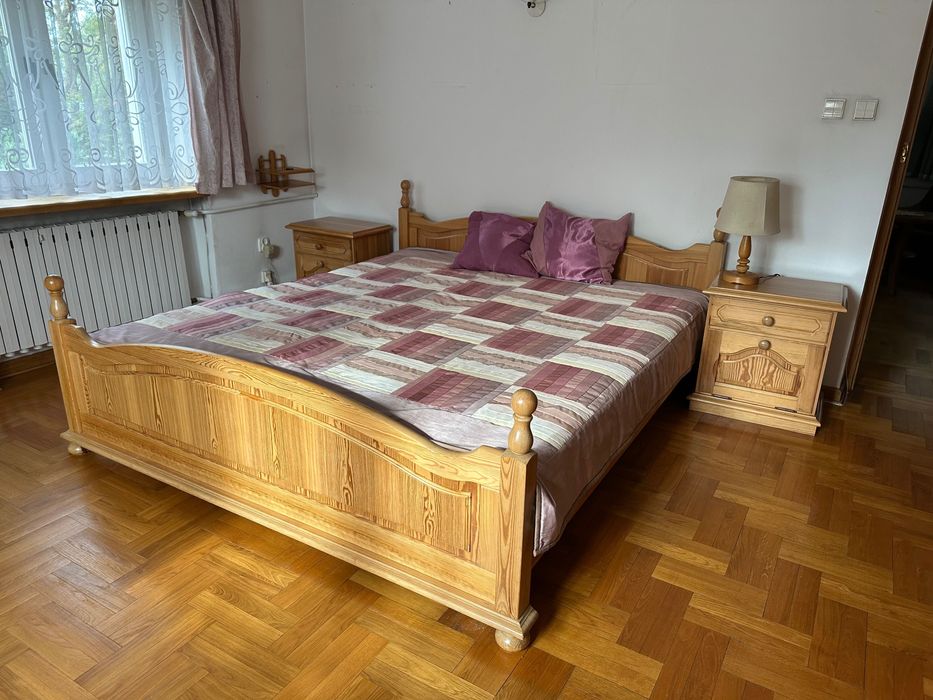 Łóżko podwójne z litego drewna sosnowego, dwie nocne szafki
