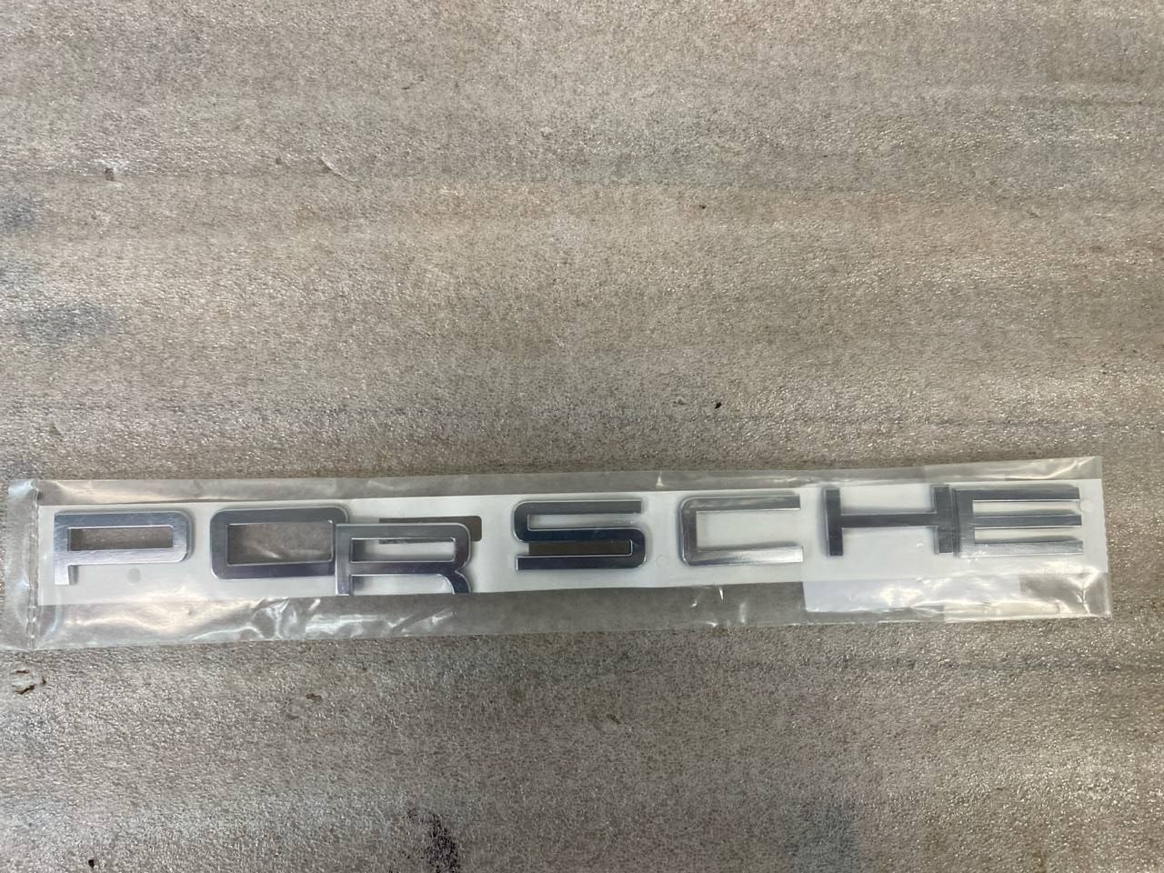 Porsche macan напис porsche на кришку багажника 95b853687