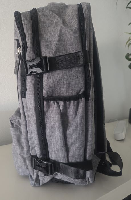 Mochila de viagem cinzenta