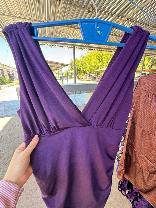 Сукня яка шикарно підкреслює фігуру. З відкритим декольте.