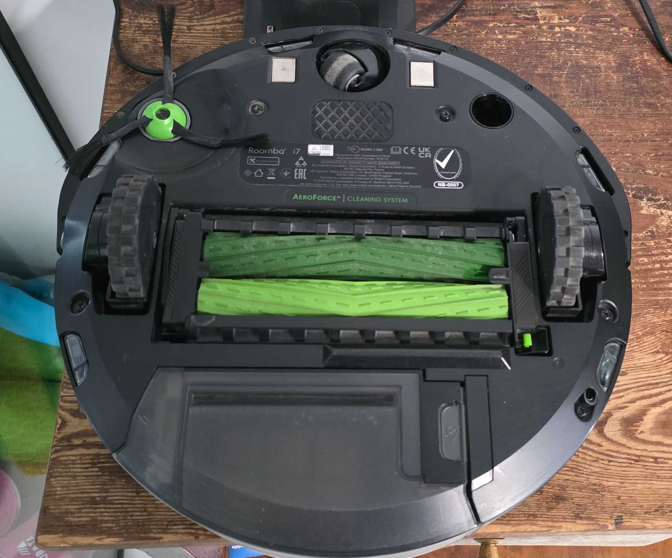 IROBOT Roomba I7 ze stacją dokującą