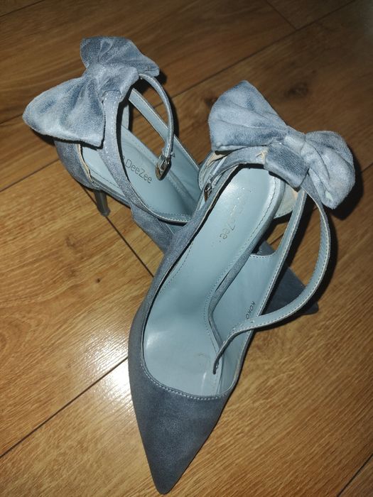 Niebieskie szpilki z kokardkami rozmiar 39 DeeZee