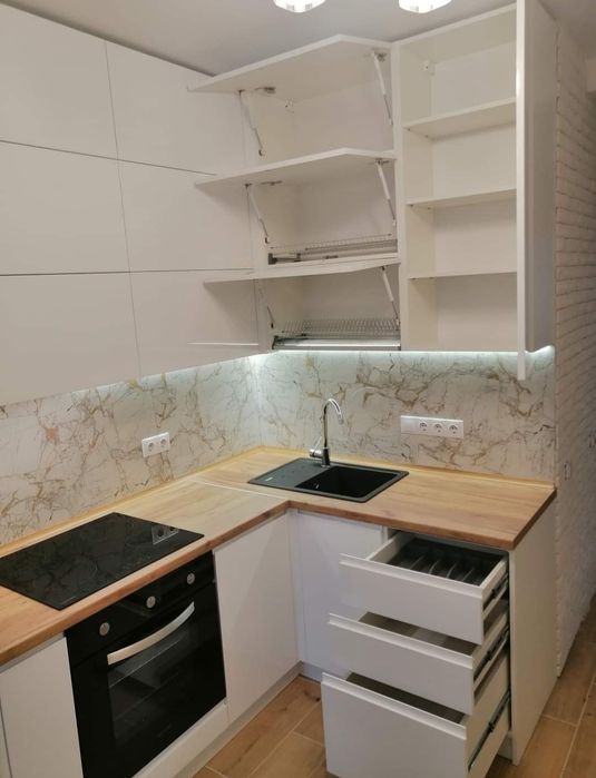 Кухня белая под потолок без ручек.Фасады крашеные , фасады акрил