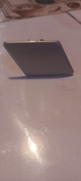 Кришка від бампера де вкручується буксіровочний крюк.