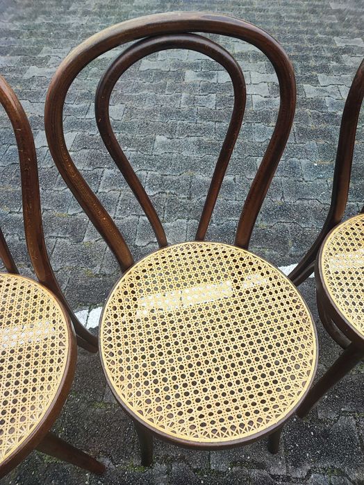 Krzesła typu Thonet.