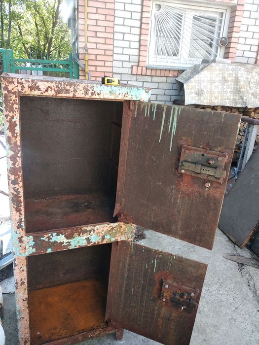 Залізний сейф 138х54х42