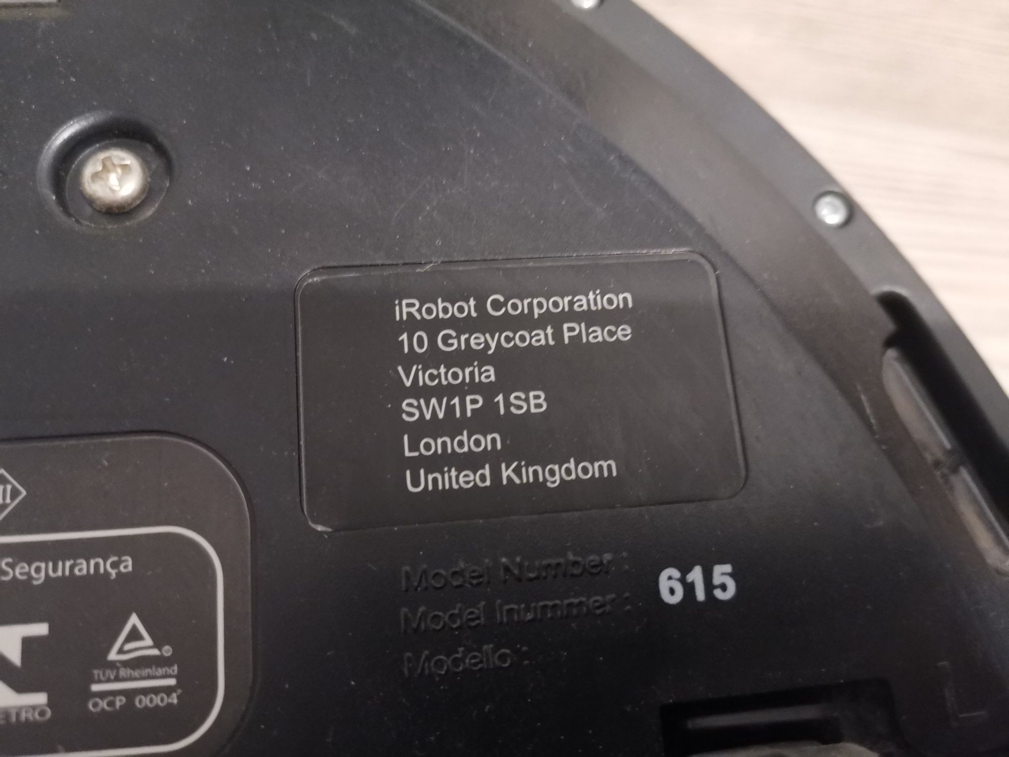 Irobot robot sprzątający roomba ze stacją ładowania.