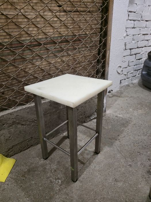 Taborety metalowe z siedziskiem 30×30 – 6 sztuk