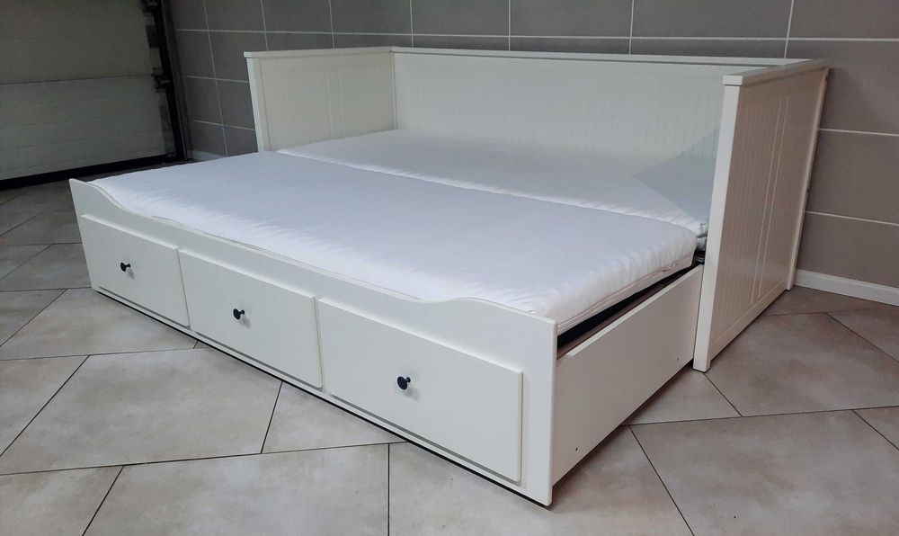 Łóżko leżanka IKEA HEMNES + 2 materace - Stan BARDZO DOBRY