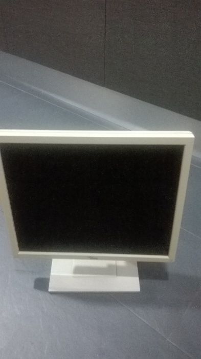 Monitores LCD Asus e Fujitsu