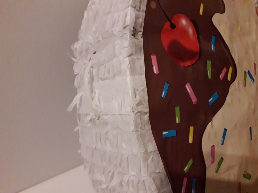 Pinhata em formato cone de gelado