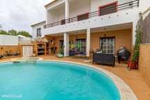 Moradia T4 + 1 com piscina e garagem, na periferia de Lagos