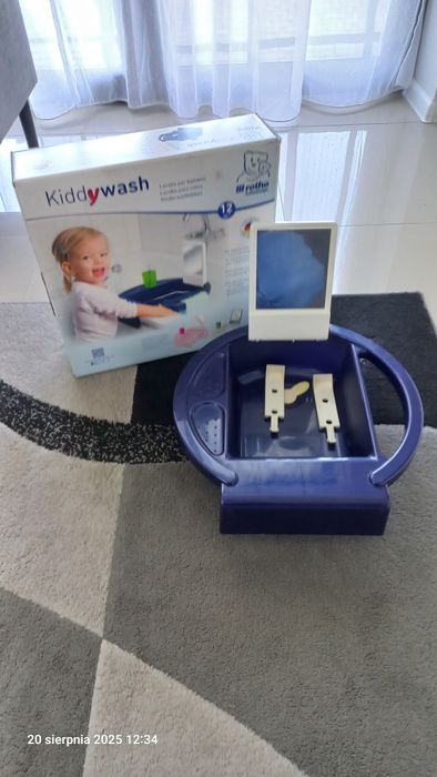 Umywalka dziecięca mocowana do krawedzi wanny.