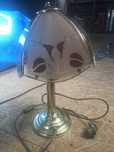 Lampa stojąca w kolorze zlotym
