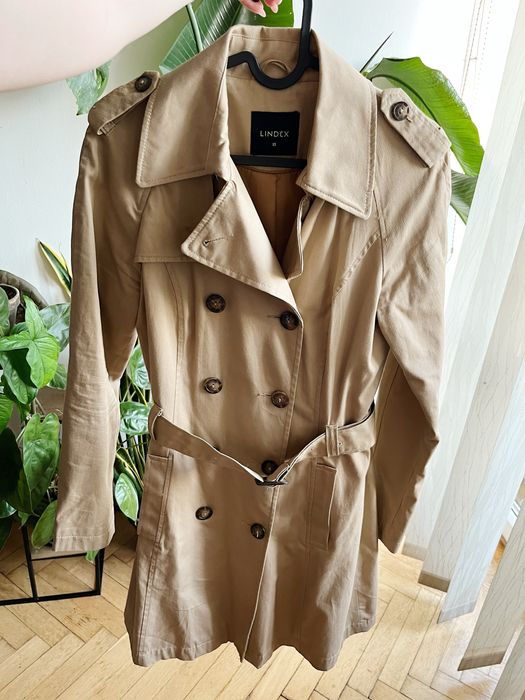Beżowy płaszcz, trencz dwurzędowy z paskiem, taliowany