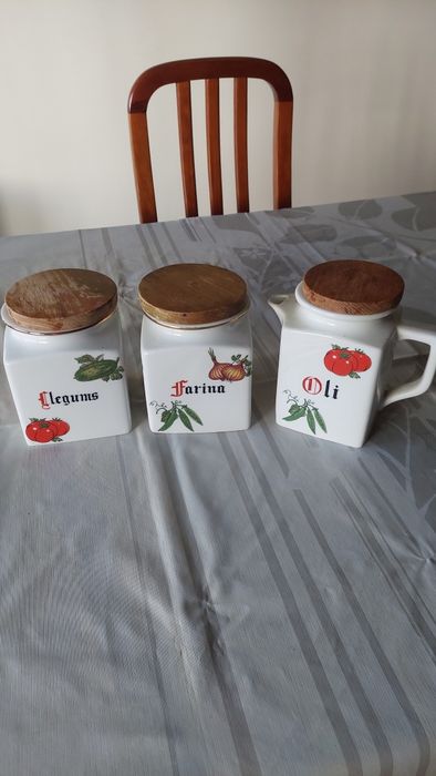 Tres recipientes para chá,  legumes e farinha