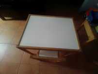 Mesa com duas cadeiras para criança.
