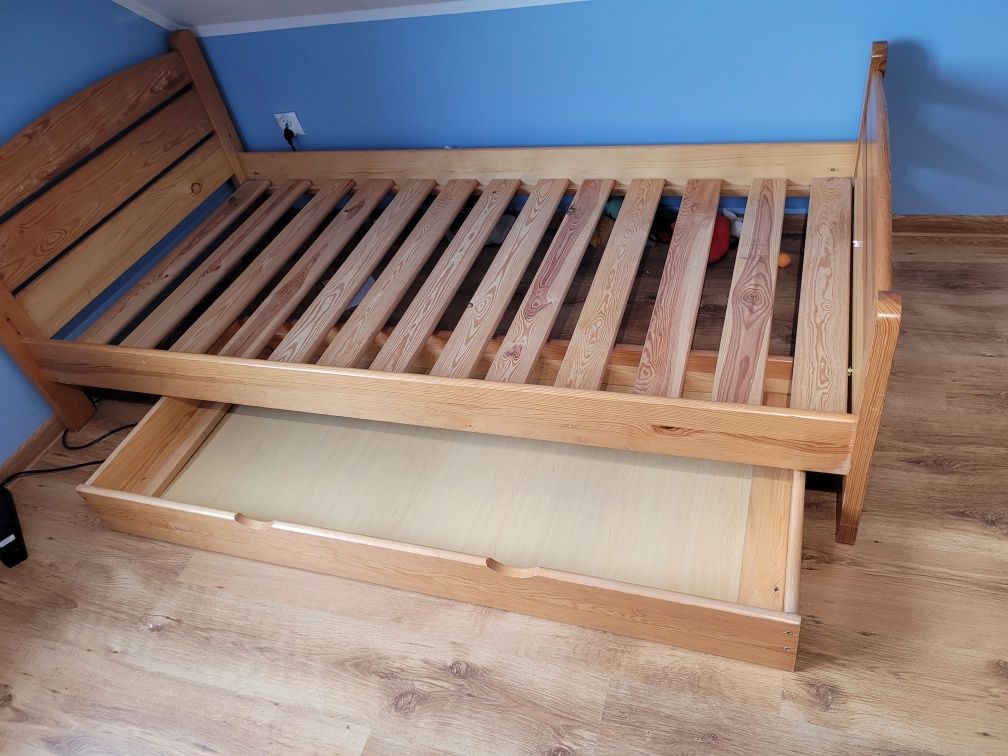 Łóżko z dużą szufladą, drewno 90x200.