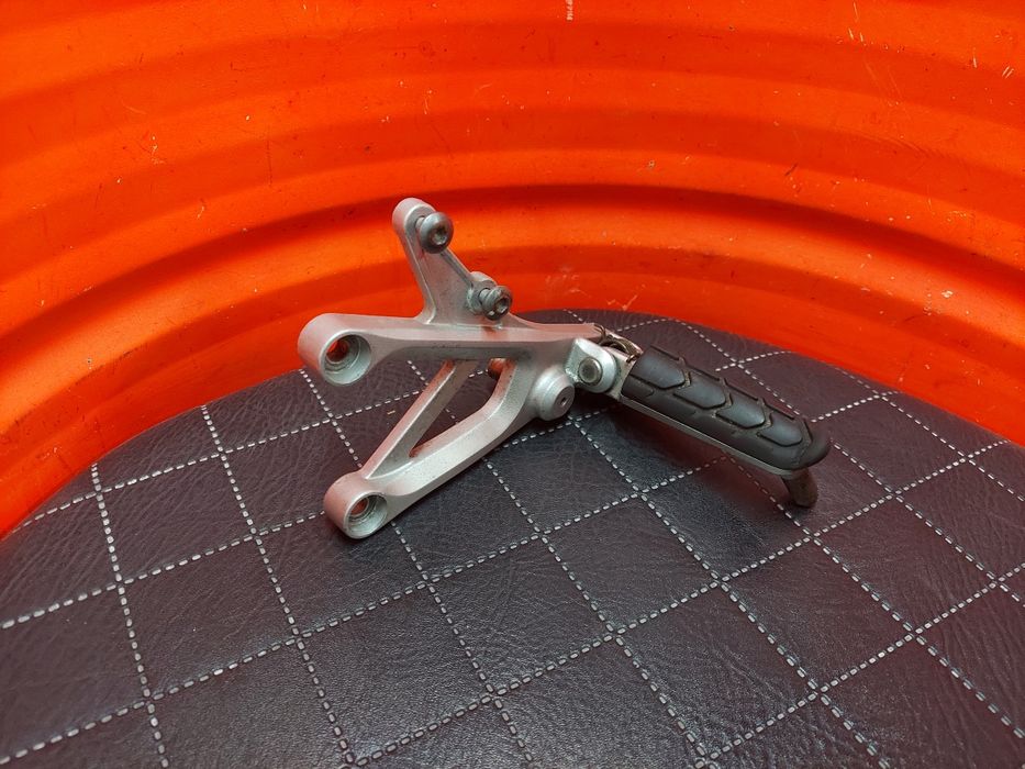 Set lewy Honda CBR 600 F4/F4i/Sport Podnóżek kierowcy mocowanie nóżka