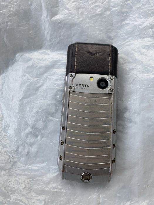 Продаётся телефон Vertu в рабочем состоянии с зарядкой