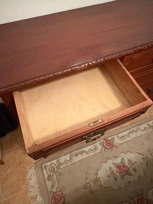 Cómoda de madeira maciça vintage