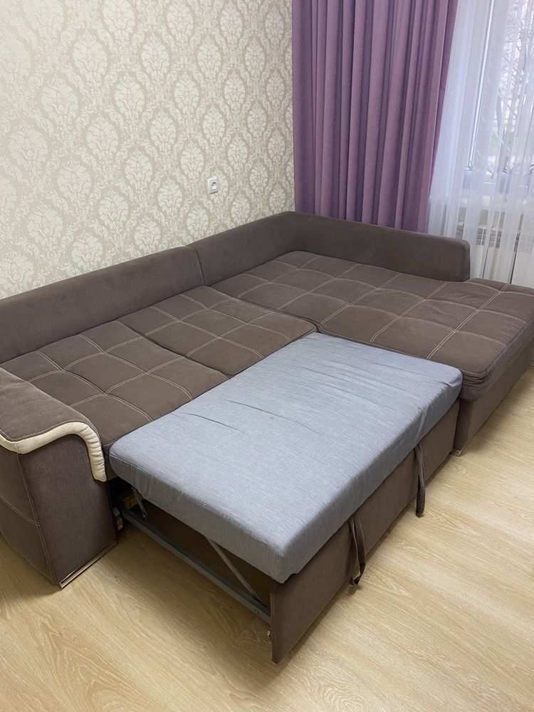 Угловой раскладной диван + накидки