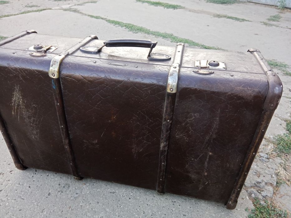 Старовинна валіза в ретро стилі