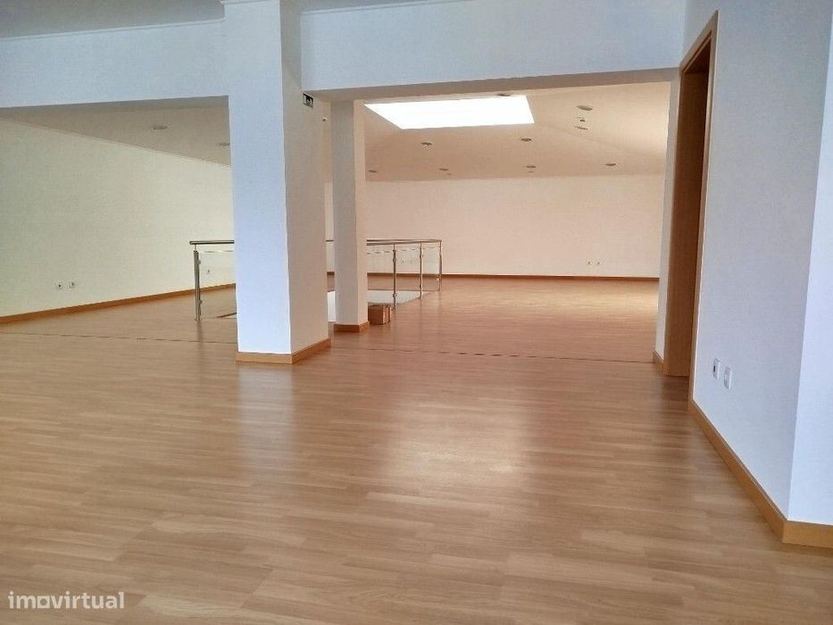 Loja para arrendar em São Domingos de Rana - Cascais