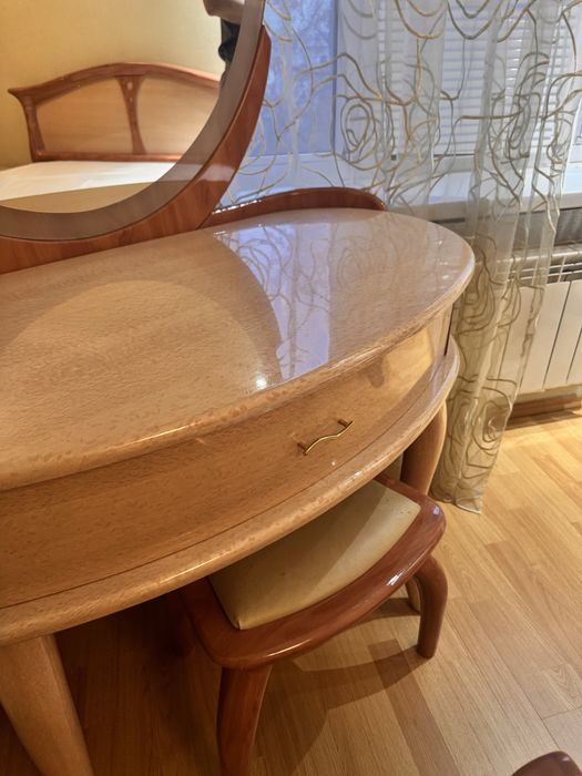 Косметичний столик