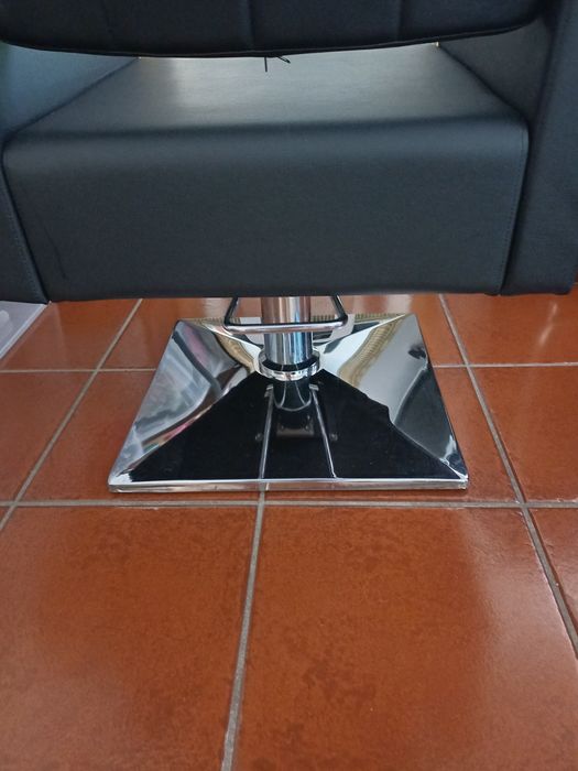 Cadeira Hidráulica de cabeleireira  + suporte de pés.