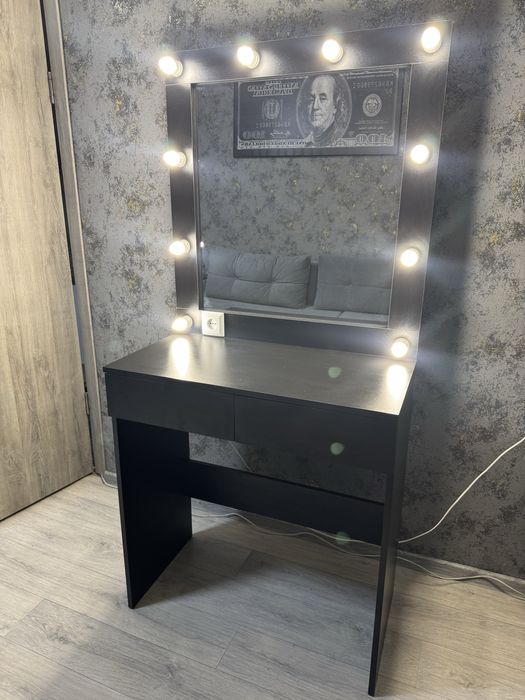 Макияжный столик