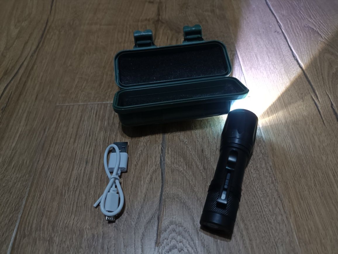 Latarka LED ładowana USB 3 tryby świecenia  na biwak ryby survival