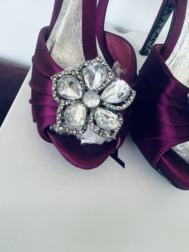 Sandały satynowe 39 fiolet na obcasach zdobione wesele imprezowe