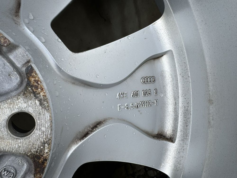 Колеса та диски Audi e tron Резина Bridgestone Alenza 255/55 R19
