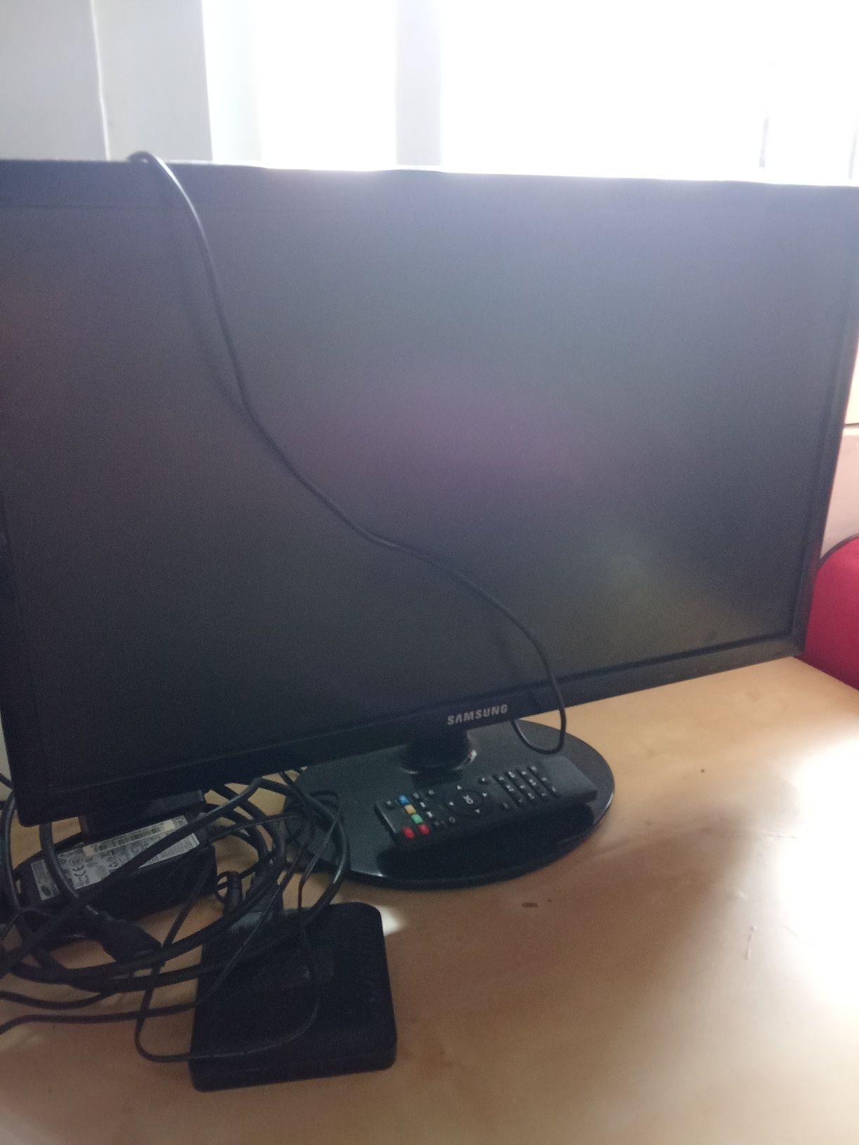Monitor com ótimas condições com entrada HDMI com comando