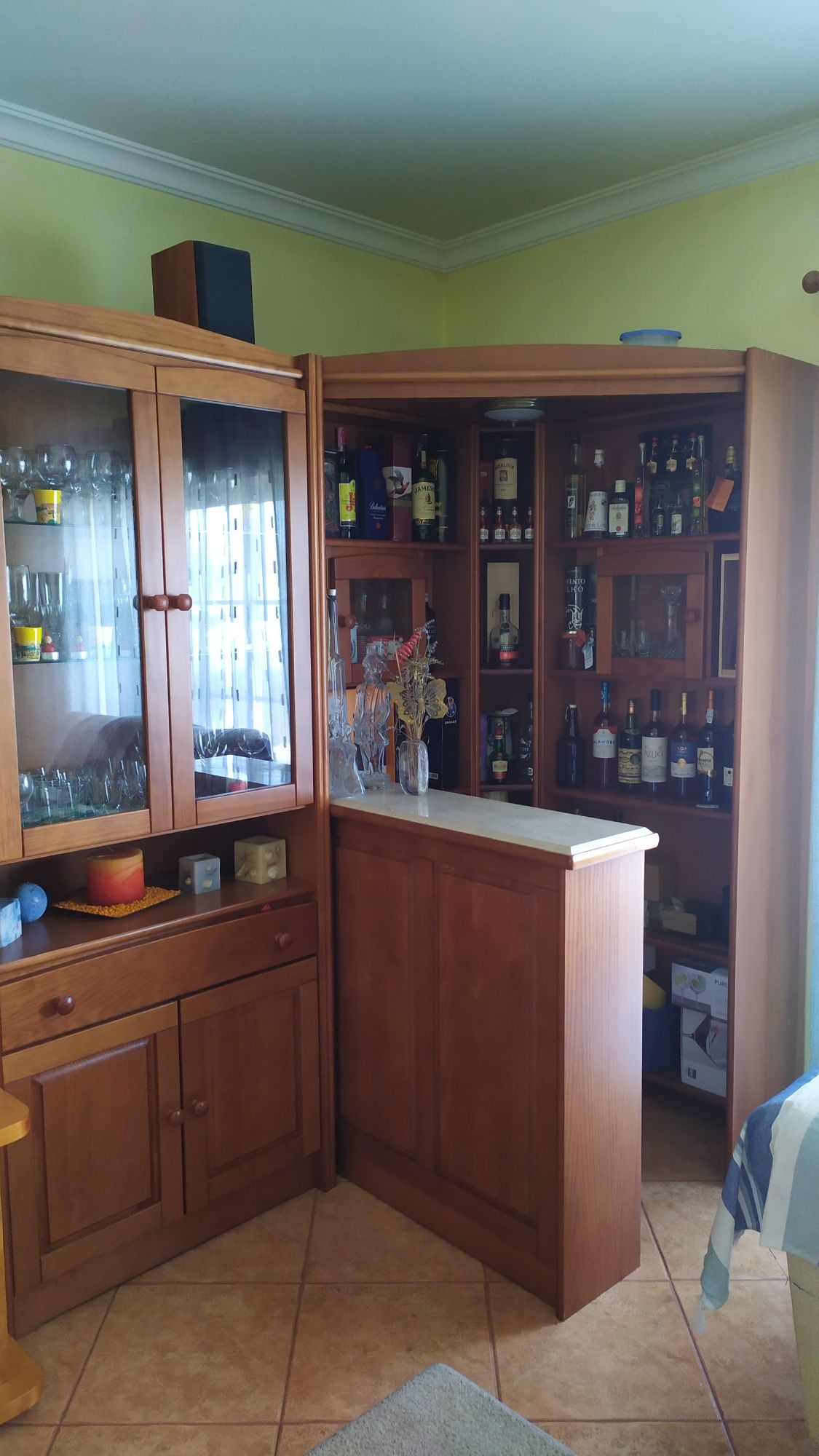 Bar de sala em pinho mel