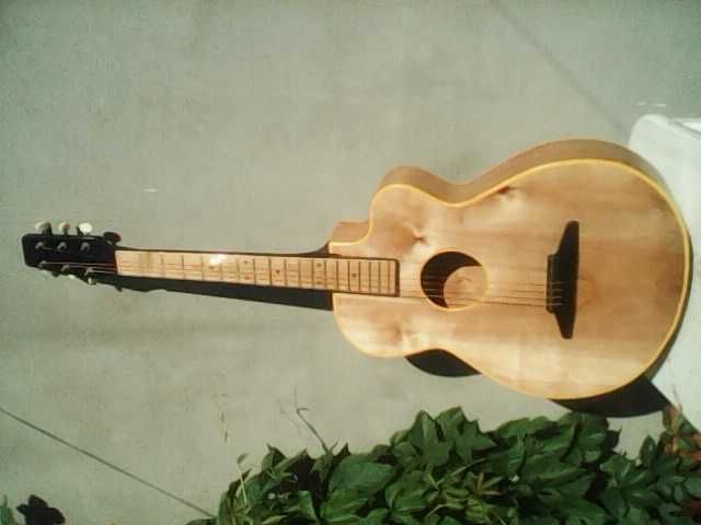 Гітара 6 - струнна. Налаштована майстром. Акорди беруться легко.
