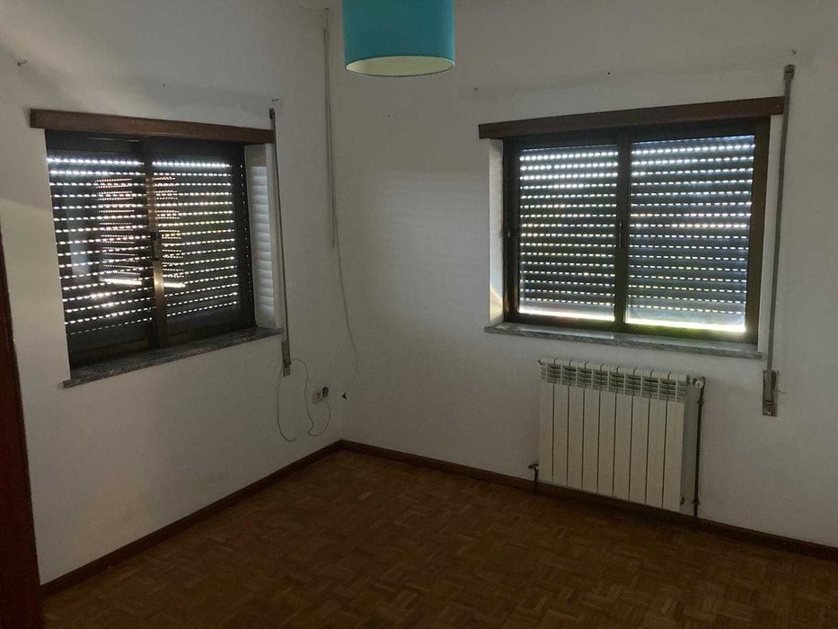 Aluga-se t3 moradia 1° andar