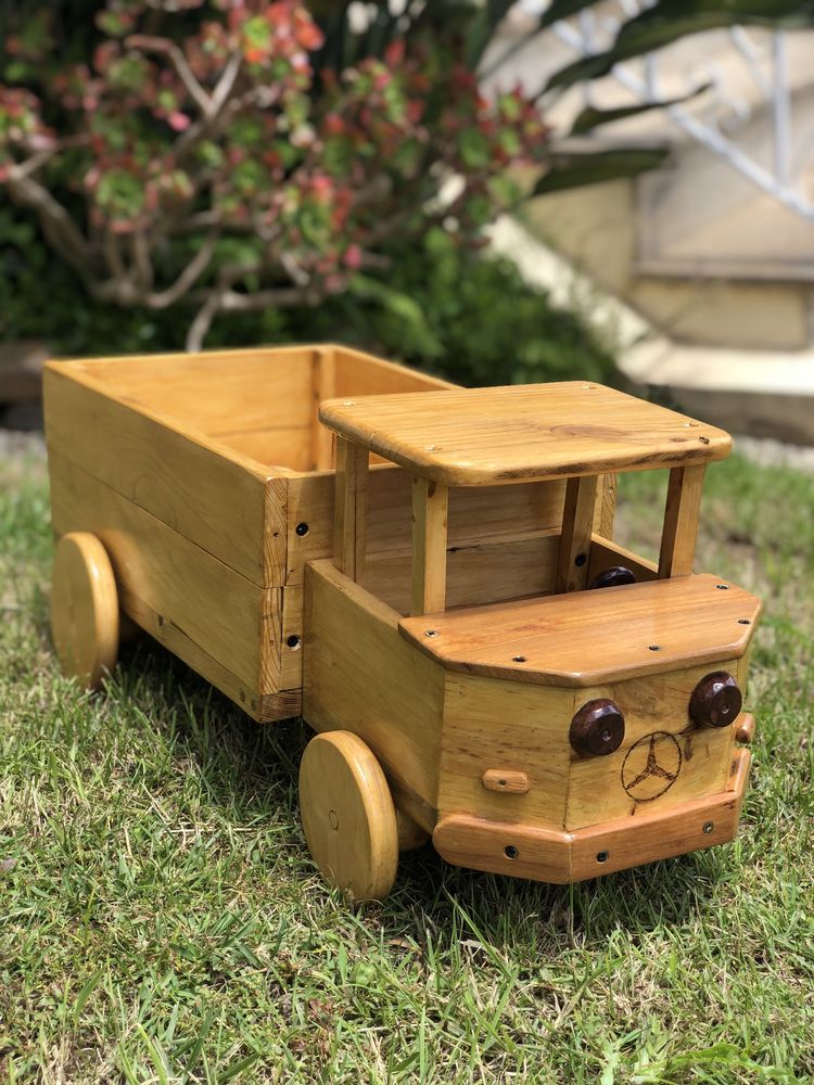 Camião em madeira