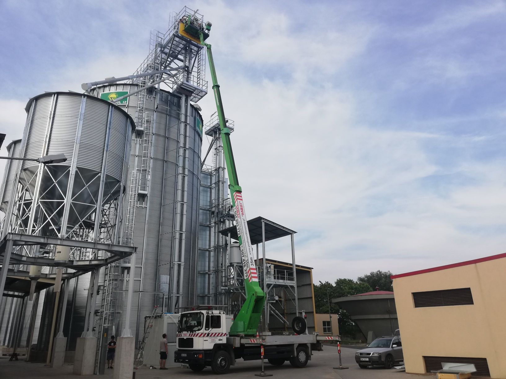 Podnośnik koszowy, zwyżka uslugi 35m, 30, 25, 20m z  operatorem