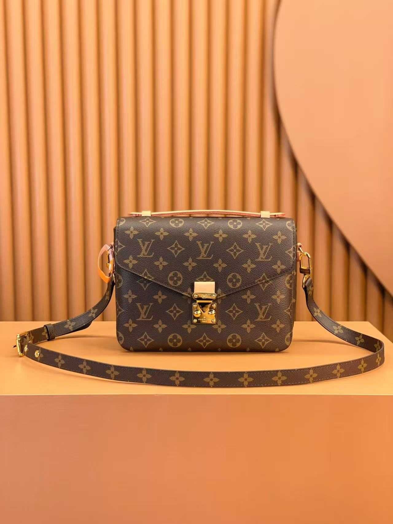 LOUIS VUITTON Pochette Metis